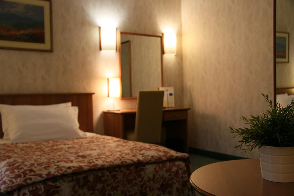 Hotel Karpos Skopje Quarto foto